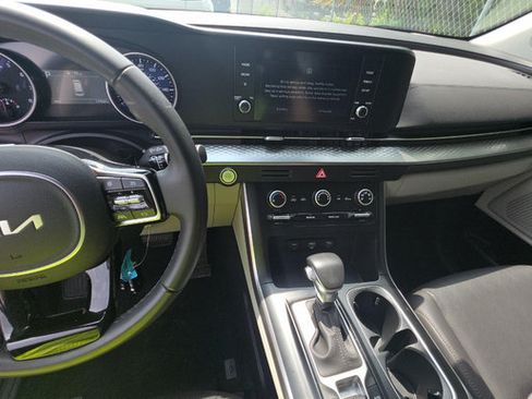 Used 2024 Kia Carnival LX FWD image 8