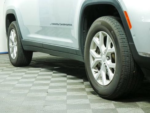 Certified 2023 Jeep Grand Cherokee L Limited w/ Luxury Tech Group II AWD/4WD image 8
