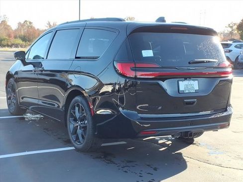 New 2026 Chrysler Pacifica Limited w/ S Appearance Package image 4