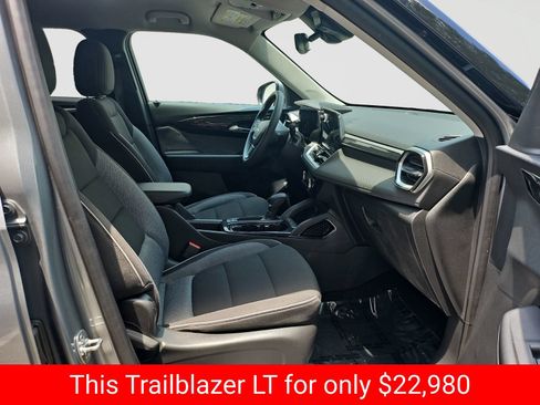 Used 2025 Chevrolet TrailBlazer LT AWD/4WD image 17