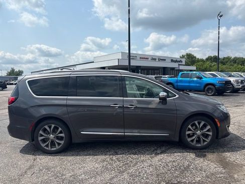 Used 2019 Chrysler Pacifica Limited w/ Tire & Wheel Group FWD image 6