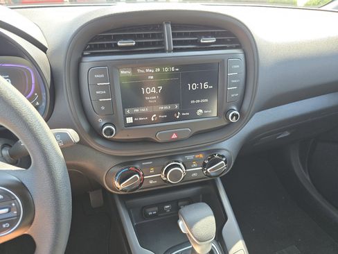 Used 2025 Kia Soul LX w/ LX Technology Package FWD image 31