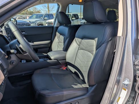 Certified 2025 Nissan Pathfinder Platinum image 13