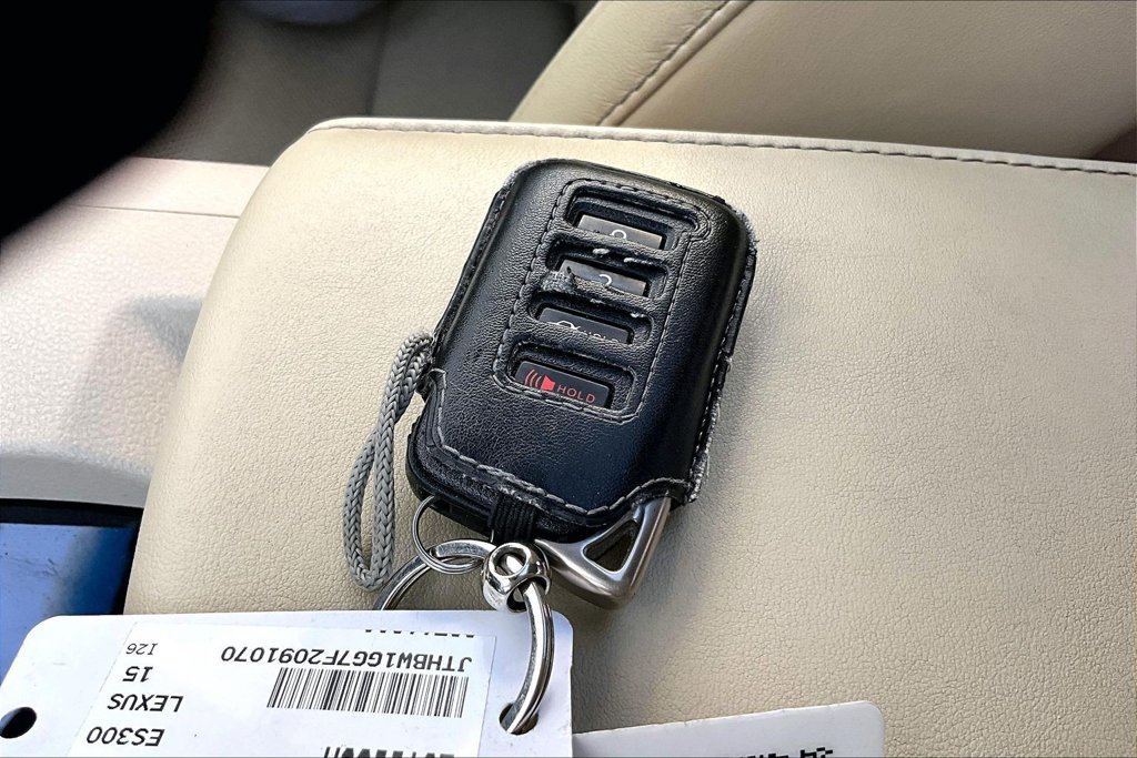 Used 2015 Lexus ES 300h w/ Navigation System Package FWD image 35
