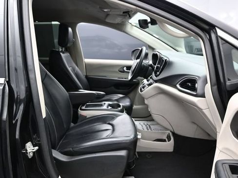 Certified 2023 Chrysler Pacifica Touring-L FWD image 27