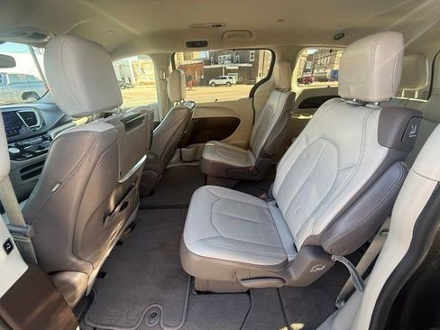 Used 2017 Chrysler Pacifica Touring-L Plus w/ Tire & Wheel Group image 11