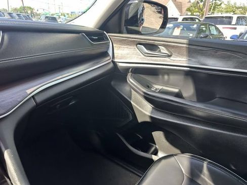 Certified 2023 Jeep Grand Cherokee L Limited AWD/4WD image 17