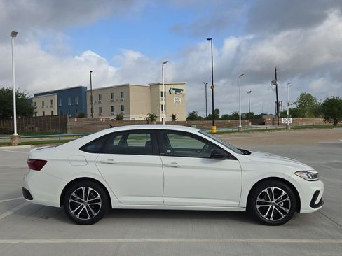 Used 2025 Volkswagen Jetta Sport image 2