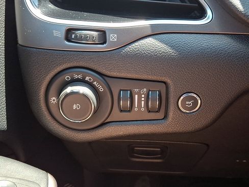 Used 2019 Jeep Cherokee Limited AWD/4WD image 23