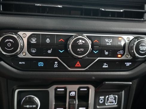 Used 2025 Jeep Wrangler Unlimited Sahara AWD/4WD image 13