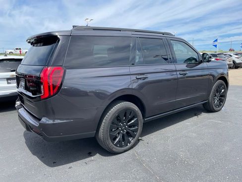 Used 2025 Ford Expedition Platinum w/ Stealth Appearance Package AWD/4WD image 4