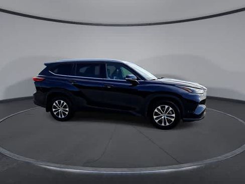 Used 2022 Toyota Highlander XLE AWD/4WD image 9