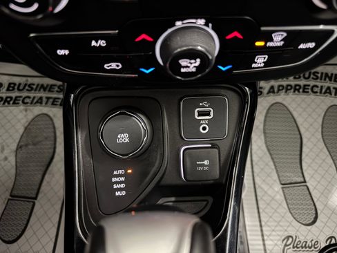 Used 2018 Jeep Compass Limited w/ Navigation Group image 18