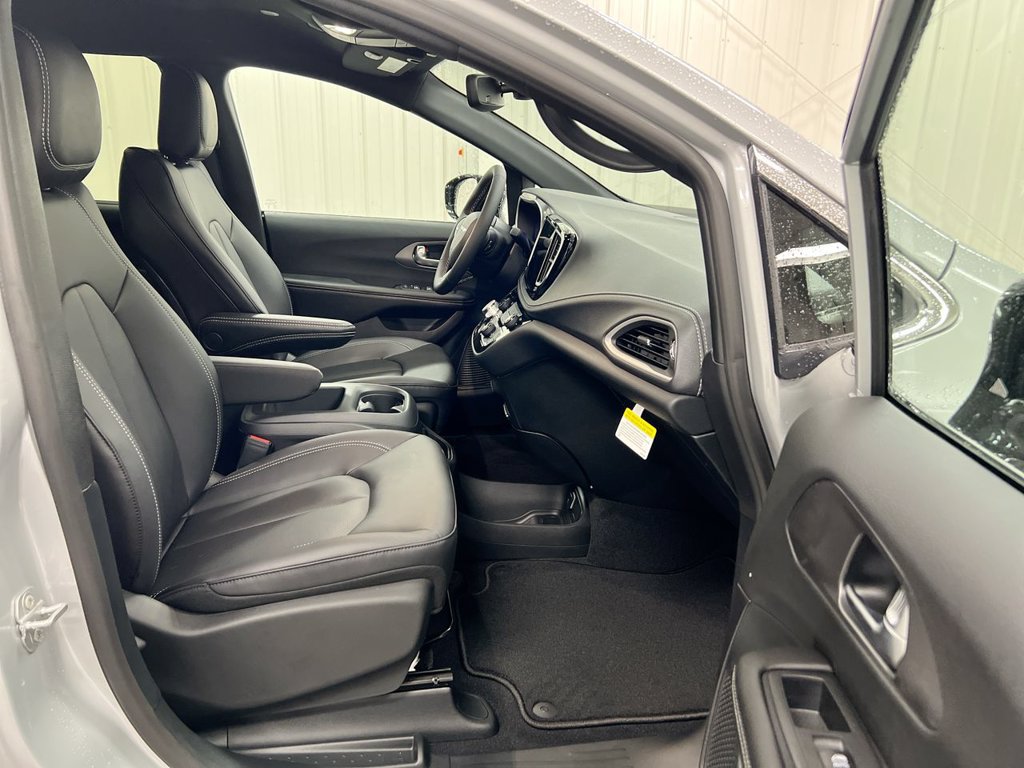 New 2026 Chrysler Pacifica Select AWD/4WD image 21