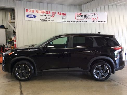 Used 2024 Nissan Rogue SV image 2