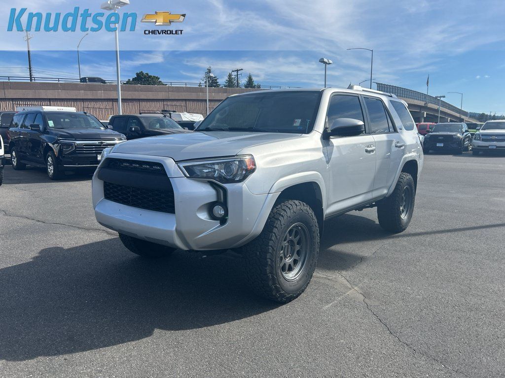 Used 2015 Toyota 4Runner SR5 AWD/4WD image 3