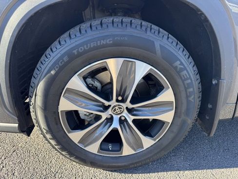 Used 2023 Toyota Highlander XLE image 12