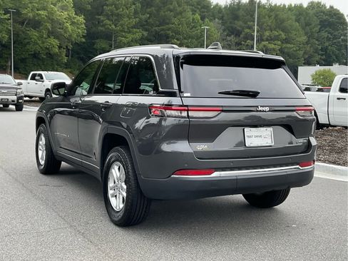 Used 2022 Jeep Grand Cherokee Laredo w/ Luxury Tech Group I RWD image 3