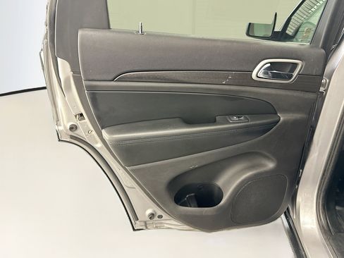 Used 2018 Jeep Grand Cherokee Laredo image 27