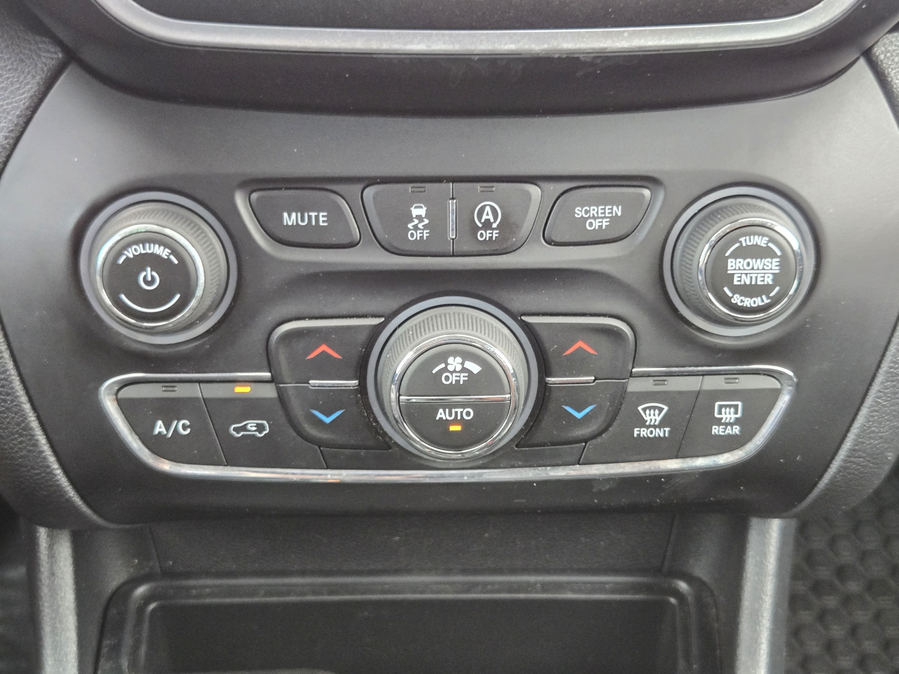 Used 2019 Jeep Cherokee Trailhawk AWD/4WD image 14