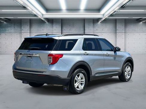 Used 2023 Ford Explorer XLT AWD/4WD image 27