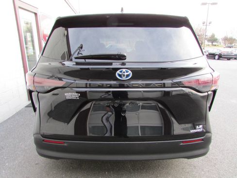 Used 2024 Toyota Sienna LE image 3