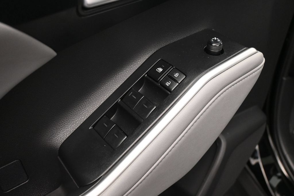 Used 2023 Toyota Highlander XLE FWD image 2
