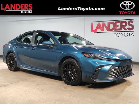 Used 2025 Toyota Camry SE FWD image 1