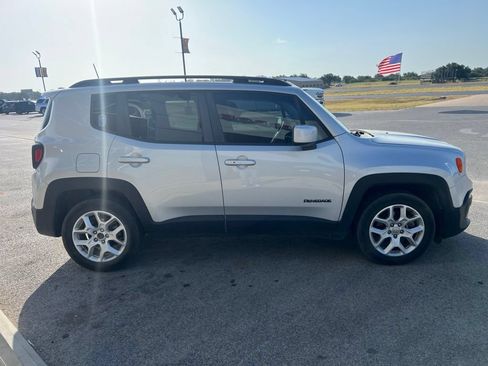 Used 2018 Jeep Renegade Latitude FWD image 6