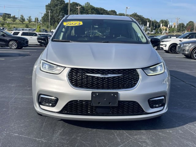 Used 2024 Chrysler Pacifica Touring-L FWD image 2