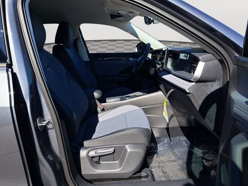 New 2025 Volkswagen Tiguan SE image 18