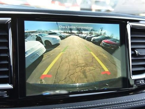 Used 2024 Chrysler Pacifica Select image 13