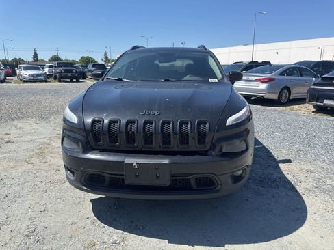 Used 2018 Jeep Cherokee Latitude w/ Altitude Package AWD/4WD image 2