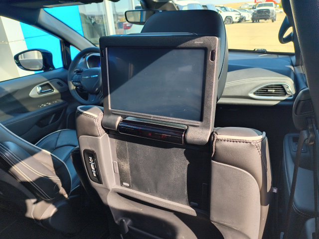 Used 2025 Chrysler Pacifica Limited w/ Uconnect Theater Family Group FWD image 11