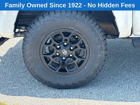 Used 2022 Toyota Tacoma SR5 w/ Technology Package RWD image 17