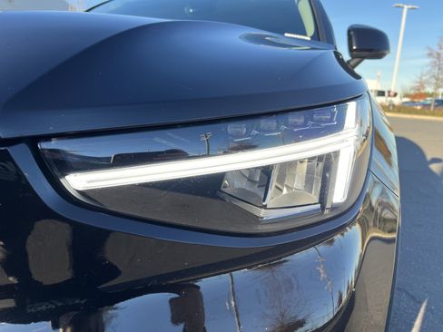 Used 2025 Volvo XC40 B5 Core image 6