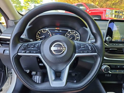 Used 2025 Nissan Altima 2.5 SV FWD image 10