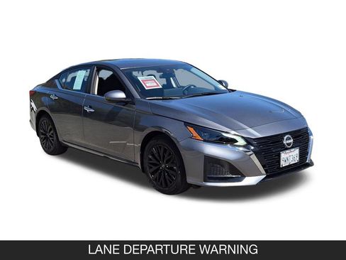 Used 2025 Nissan Altima 2.5 SV w/ SV Special Edition Package FWD image 2