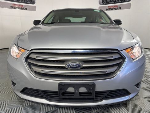 Used 2017 Ford Taurus SE image 8