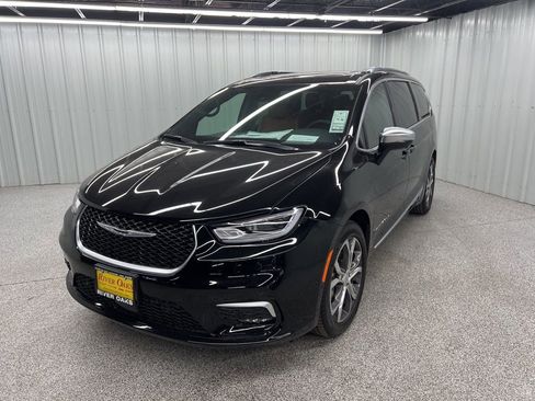 Used 2026 Chrysler Pacifica Pinnacle w/ Trailer Tow Group image 3