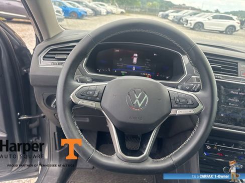 Used 2024 Volkswagen Tiguan SE w/ Panoramic Sunroof Package FWD image 17