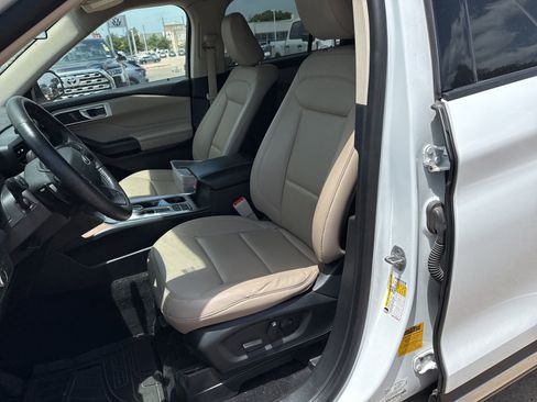 Used 2020 Ford Explorer XLT w/ Equipment Group 202A RWD image 12