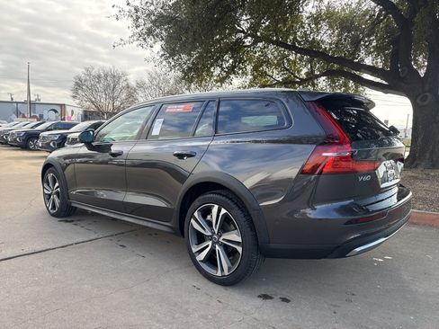Used 2025 Volvo V60 B5 Cross Country Plus image 3