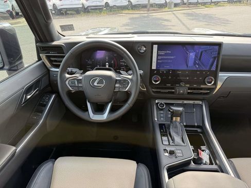 Used 2024 Lexus GX 550 AWD/4WD image 8