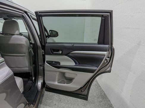 Used 2019 Toyota Highlander XLE AWD/4WD image 22