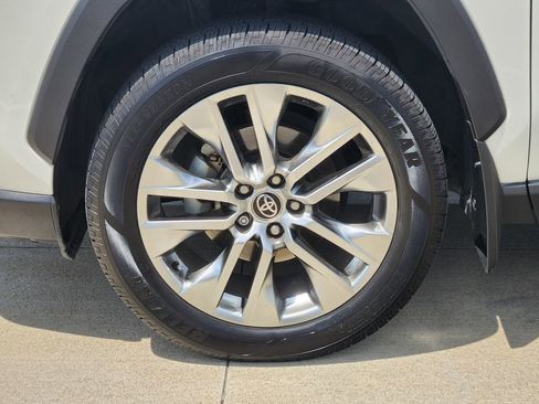 Used 2021 Toyota RAV4 XLE Premium FWD image 10