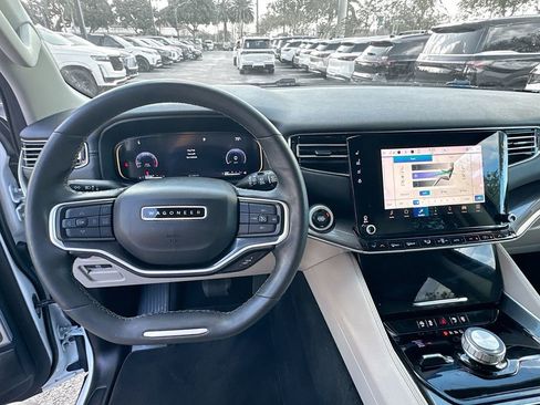 Used 2023 Jeep Wagoneer L 4WD image 12