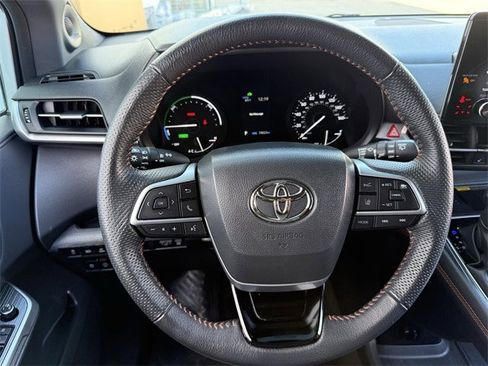 Used 2023 Toyota Sienna XSE w/ XSE Plus Package image 13