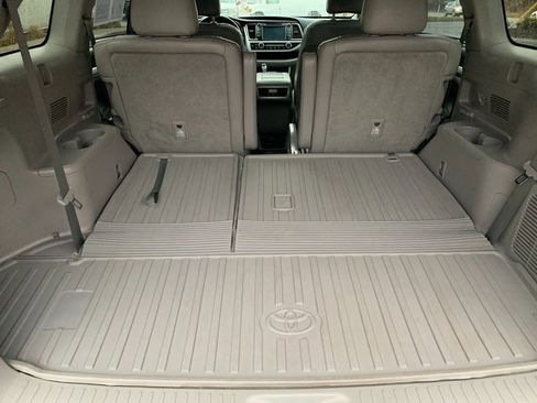 Used 2018 Toyota Highlander XLE image 16
