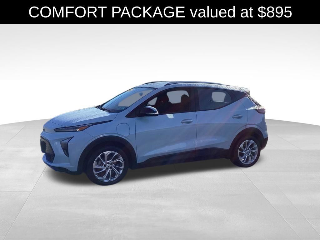 Used 2022 Chevrolet Bolt EUV LT w/ Comfort Package FWD image 3